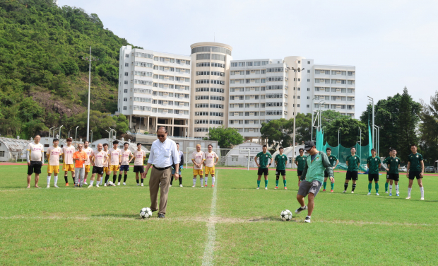 Professor Samson Tse Shu-ki (right), Dean of Student Affairs at HKU, and Professor Henry Wong Nai-ching, former Pro-Vice-Chancellor of CUHK (left), officiate at the kick-off ceremony.
